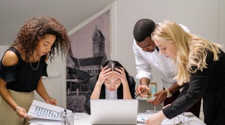 El hostigamiento constante en el trabajo puede derivar en estrés, ansiedad y otros problemas de salud mental. CANVA