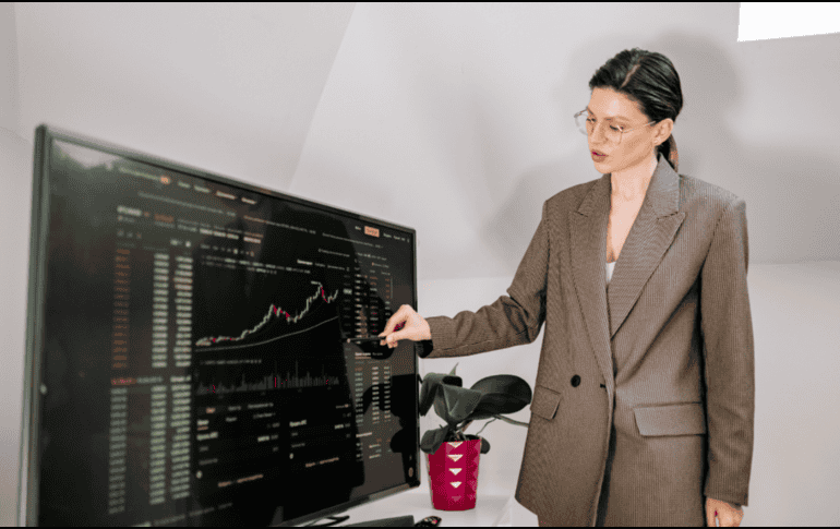 Este bot almacena los datos de forma segura en su propio espacio, y funciona con instrucciones propias y ajustes específicos para generar respuestas confiables y minimizar errores. CANVA