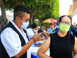 La vacunación se mantiene como la principal estrategia para frenar la propagación del virus ante el aumento de casos confirmados. EL INFORMADOR/ARCHIVO