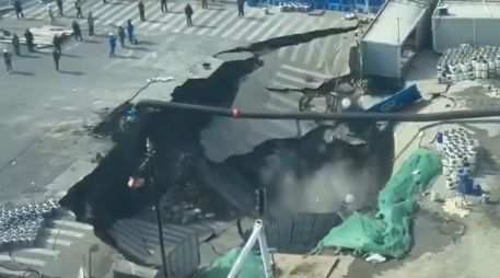 En las escenas se ve a trabajadores y algunas personas cercanas reaccionando al colapso y alejándose rápidamente mientras una nube de polvo se eleva desde el cráter. ESPECIAL