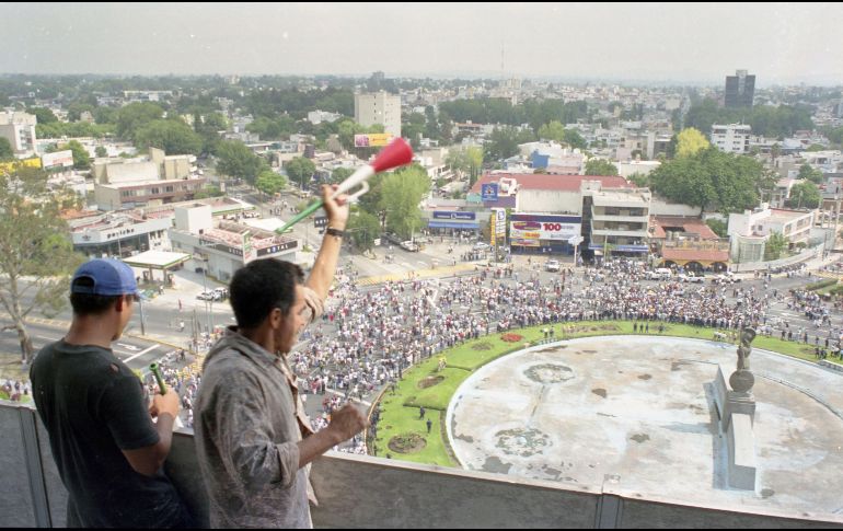 El empate a dos goles entre las selecciones de futbol de Mexico y su similar de Holanda, con el consecuente pase a octavos de final en el Mundial Francia '98, provocó que miles de mexicanos salieran a las plazas a celebrar este histórico logro deportivo. El festejo transcurrió con relativa calma, excepto en el Distrito Federal donde detuvieron a más de 300 personas. En Guadalajara los festejos de aficionados efectuados en La Minerva, estuvo tranquilo como se observa en la gráfica. Hemeroteca: 26 de Junio de 1998. EL INFORMADOR/ ARCHIVO