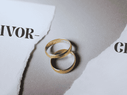 El tema de las infidelidades o la falta de compatibilidad entre las parejas son causas del divorcio. ESPECIAL / CANVA