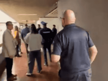 En el video que compartió el funcionario federal en su cuenta de Facebook, se le escucha decir: "Utilicen las esposas por el crimen de crear los libros de texto gratuito". FACEBOOK / Marx Arriaga Navarro