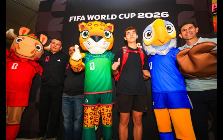 Este viernes exjugadores como Jonny Magallón, Pável Pardo y Mario Méndez, junto al medallista olímpico y embajador de Guadalajara para el Mundial, Iván García, convivieron con aficionados en un centro comercial de Avenida Patria. EL INFORMADOR / J. Acosta