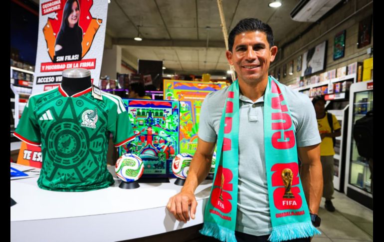 Este viernes exjugadores como Jonny Magallón, Pável Pardo y Mario Méndez, junto al medallista olímpico y embajador de Guadalajara para el Mundial, Iván García, convivieron con aficionados en un centro comercial de Avenida Patria. EL INFORMADOR / J. Acosta