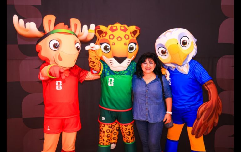 Este viernes exjugadores como Jonny Magallón, Pável Pardo y Mario Méndez, junto al medallista olímpico y embajador de Guadalajara para el Mundial, Iván García, convivieron con aficionados en un centro comercial de Avenida Patria. EL INFORMADOR / J. Acosta