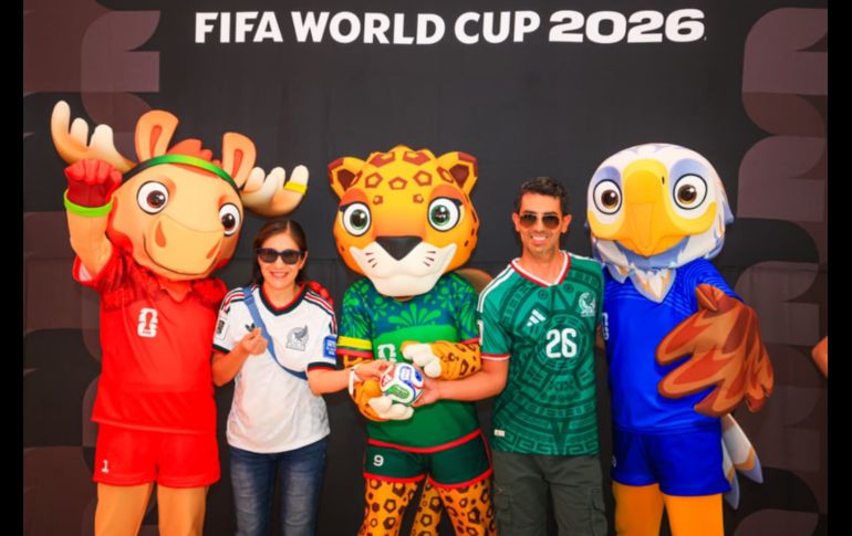 Este viernes exjugadores como Jonny Magallón, Pável Pardo y Mario Méndez, junto al medallista olímpico y embajador de Guadalajara para el Mundial, Iván García, convivieron con aficionados en un centro comercial de Avenida Patria. EL INFORMADOR / J. Acosta