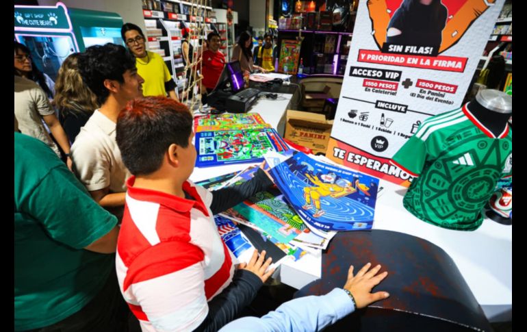 Este viernes exjugadores como Jonny Magallón, Pável Pardo y Mario Méndez, junto al medallista olímpico y embajador de Guadalajara para el Mundial, Iván García, convivieron con aficionados en un centro comercial de Avenida Patria. EL INFORMADOR / J. Acosta