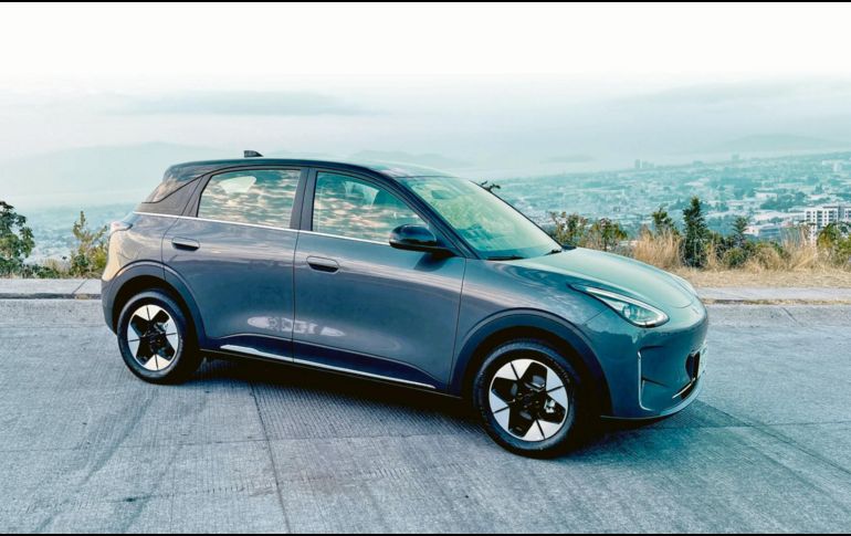 El Toyota GR Corolla presume una carrocería ensanchada con tomas de aire funcionales, rines de 18 pulgadas, escape triple y techo de fibra de carbono. CORTESÍA