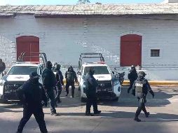 Elementos de seguridad resguardan la planta Cruz Azul,  tras el operativo que dejó 33 detenidos y patrullas dañadas en Hidalgo. SUN