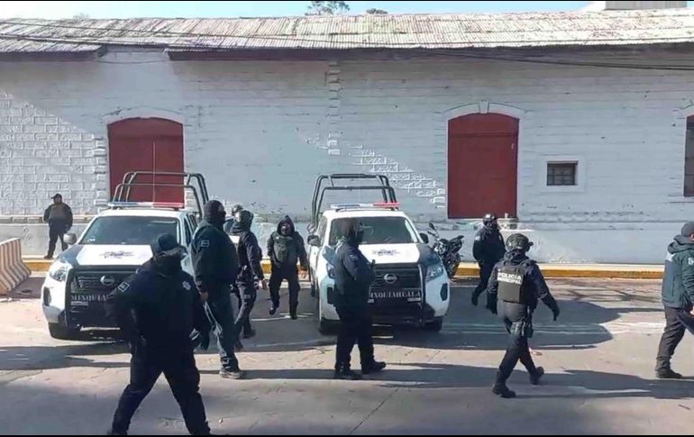 Elementos de seguridad resguardan la planta Cruz Azul,  tras el operativo que dejó 33 detenidos y patrullas dañadas en Hidalgo. SUN
