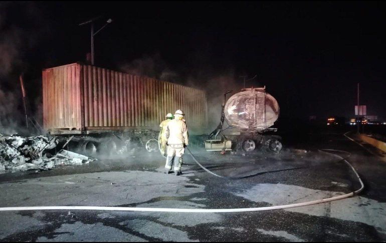 Se atendió incendio de un tractocamión con un contenedor sin carga y una pipa con capacidad de 40 mil  litros completamente vacía, un lesionado en estado leve. ESPECIAL