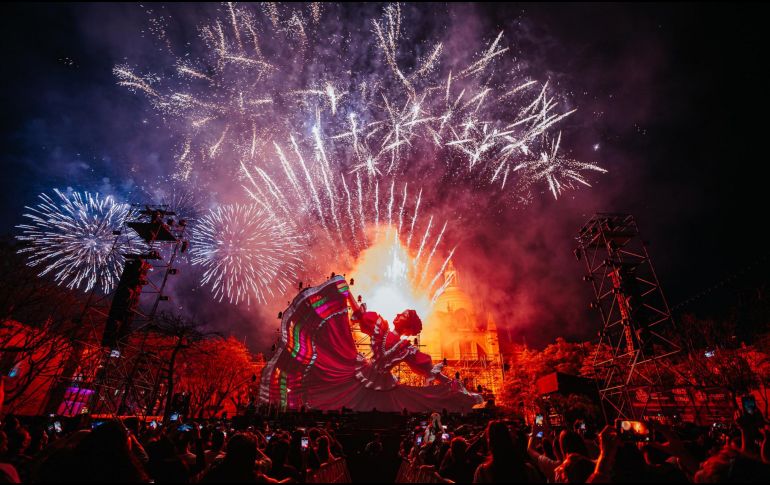 El GDLuz es uno de los eventos que integran la agenda cultural de Guadalajara y reúne espectáculos de videomapping, instalaciones LED, música y pirotecnia. ESPECIAL/Gobierno de Guadalajara