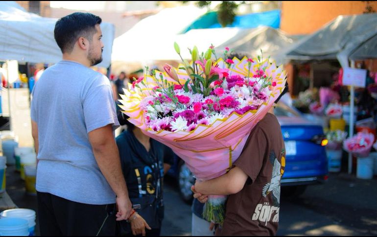 Como fecha especial, los precios de las flores se disparan y resultan más costosas, pero eso no impide que haya buenas ventas. EL INFORMADOR / A. Navarro
