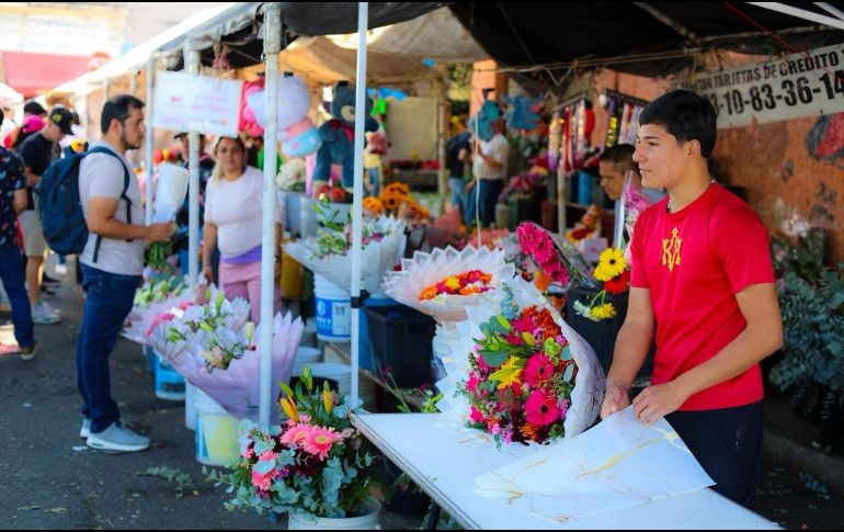 Comerciantes esperan la comercialización de alrededor de 300 mil paquetes de rosas. EL INFORMADOR / A. Navarro