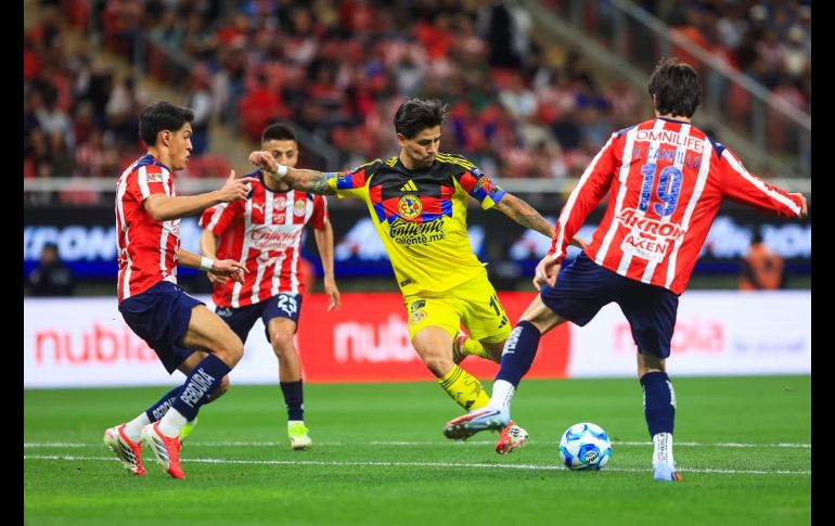 Afición, intensidad y rivalidad al máximo durante el Clásico Nacional entre Chivas y América. EL INFORMADOR/J.ACOSTA