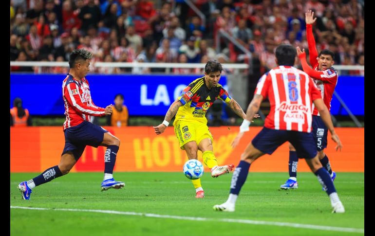 Afición, intensidad y rivalidad al máximo durante el Clásico Nacional entre Chivas y América. EL INFORMADOR/J.ACOSTA