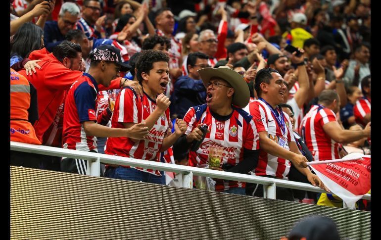 Afición, intensidad y rivalidad al máximo durante el Clásico Nacional entre Chivas y América. EL INFORMADOR/J.ACOSTA