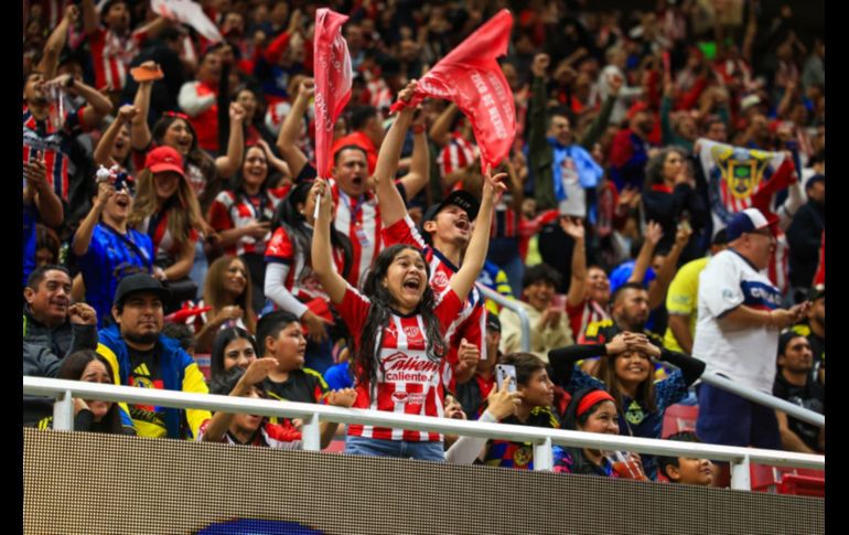 Afición, intensidad y rivalidad al máximo durante el Clásico Nacional entre Chivas y América. EL INFORMADOR/J.ACOSTA
