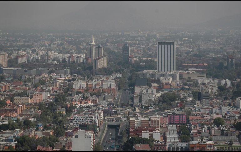 Fotografía de archivo en la que se aprecia una capa de contaminación sobre la Ciudad de México (CDMX). EFE/I. Esquivel