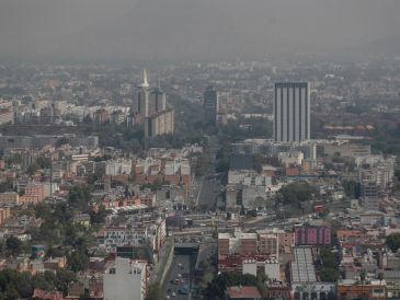 Fotografía de archivo en la que se aprecia una capa de contaminación sobre la Ciudad de México (CDMX). EFE/I. Esquivel