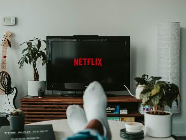 El domingo es el momento perfecto para desconectar del mundo y ver series en Netflix. UNSPLASH / M. SIVARAM