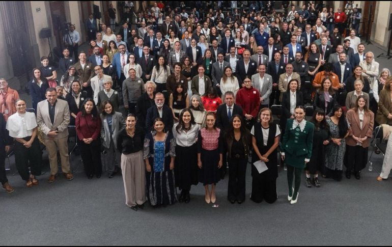 La actriz mencionó que la Mandataria observó una importante área de oportunidad para incentivar a México en el cine mientras trabajaban juntas. ESPECIAL / Gobierno de México