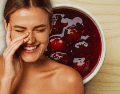 Ya sea como un snack saludable, en jugos naturales o incluso en mascarillas faciales caseras, las cerezas pueden integrarse fácilmente en tu rutina diaria. ESPECIAL / CANVA