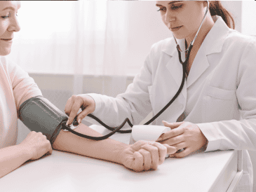 Es importante señalar que estos cambios son fisiológicos. No obstante, fluctuaciones excesivas o elevaciones constantes pueden indicar hipertensión u otros problemas de salud. CANVA