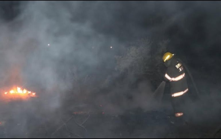 Tras lograr el control total del incendio, personal operativo permanece en el lugar realizando labores de enfriamiento para eliminar puntos calientes y prevenir una posible reactivación. FACEBOOK / Protección Civil y Bomberos Zapopan