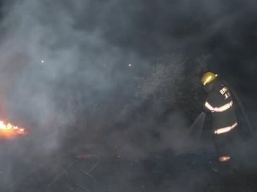 Tras lograr el control total del incendio, personal operativo permanece en el lugar realizando labores de enfriamiento para eliminar puntos calientes y prevenir una posible reactivación. FACEBOOK / Protección Civil y Bomberos Zapopan