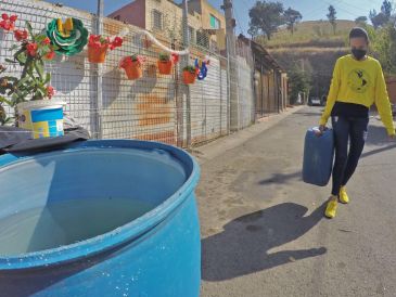 Tinacos vacíos y cubetas alineadas se volvieron parte del paisaje en Tlaquepaque y Zapopan, donde familias sobreviven entre cortes y la incertidumbre diaria. EL INFORMADOR/Archivo
