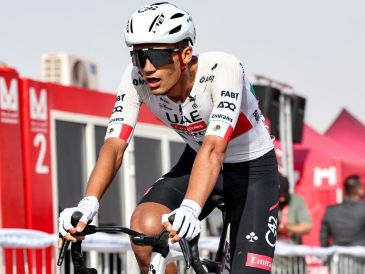 Isaac del Toro salió último, pero no encontró el golpe de pedal que le permitiera no perder un tiempo excesivo. AFP / F. Sena