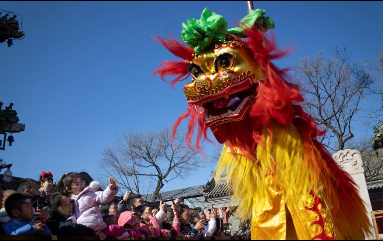 Espectadores atienden a las celebraciones por el Año Nuevo Lunar en el Templo Dongyue. EFE / EPA / ANDRES MARTINEZ CASARES