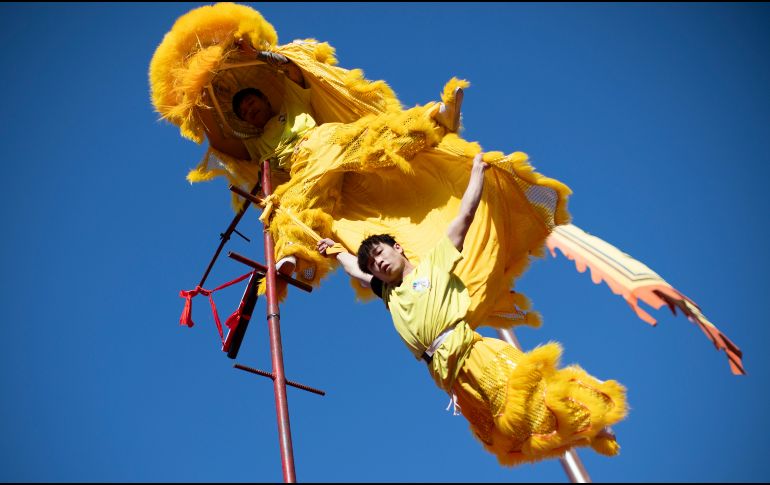 Performers del baile del león en el Templo Dongyue durante las celebraciones del Año Nuevo Lunar. EFE / EPA / ANDRES MARTINEZ CASARES