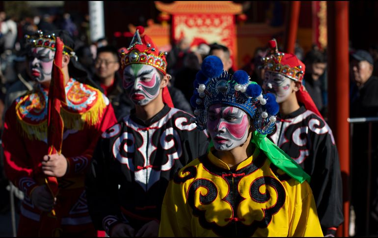 Bailarines se presentan por las festividades del Año Nuevo Chino.  EFE / EPA / ANDRES MARTINEZ CASARES