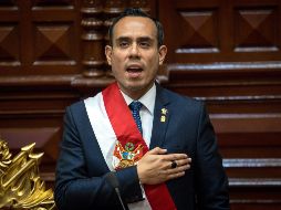 Jose Jerí canta el himno nacional tras ser juramentado como presidente interino en Lima, Perú, en una imagen del pasado mes de octubre. AP / ARCHIVO