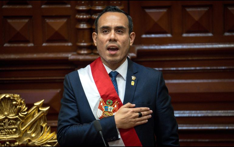 Jose Jerí canta el himno nacional tras ser juramentado como presidente interino en Lima, Perú, en una imagen del pasado mes de octubre. AP / ARCHIVO