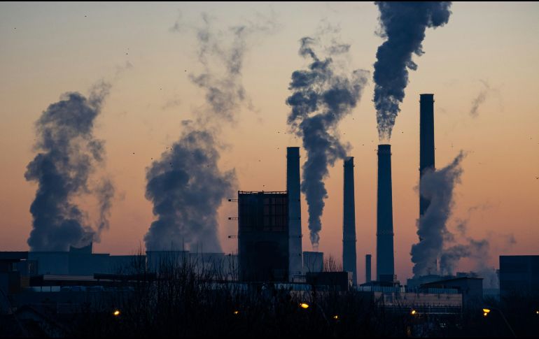 La posible relación entre contaminación y alzhéimer ha sido objeto de diversos estudios observacionales. Unsplash