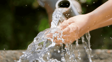 El banco señala que una mayor vigilancia y control estatal podría fortalecer la capacidad de respuesta ante contingencias como sequías, permitiendo redirigir volúmenes hacia regiones o usos prioritarios. CANVA