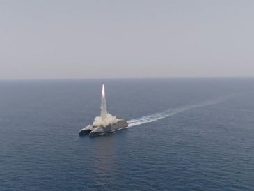 Irán cerró ayer el estrecho de Ormuz, clave en el suministro de petróleo mundial, para realizar ejercicios navales, lo que fue interpretado como una demostración de fuerza. EFE/Sepah News