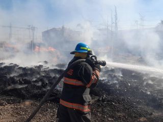 Bomberos de Zapopan atendieron un incendio en carretera a Nextipac. ESPECIAL / FACEBOOK Bomberos de Zapopan