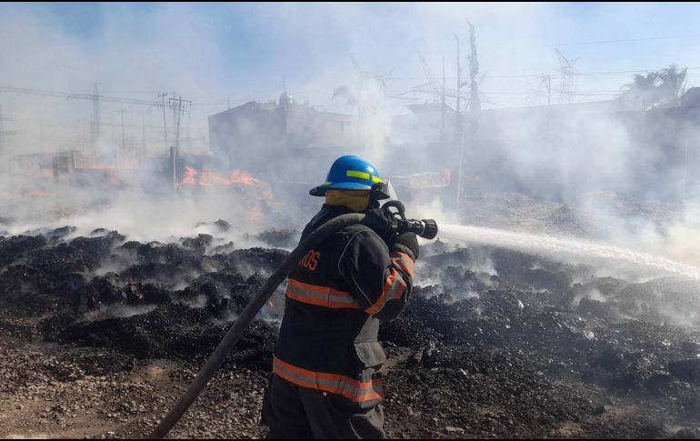 Bomberos de Zapopan atendieron un incendio en carretera a Nextipac. ESPECIAL / FACEBOOK Bomberos de Zapopan