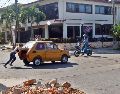 Una mujer empuja un vehículo este martes, en La Habana (Cuba). La posibilidad de un diálogo entre Washington y La Habana que permita una desescalada ha vuelto a abrirse paso con las últimas declaraciones de la administración Trump, EFE/ E. Mastrascusa