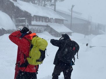 Fotografía cedida por el Departamento del Alguacil del condado de Nevada que muestra a integrantes del equipo de rescate de esquí en California. EFE/ Departamento del Alguacil del Condado de Nevada