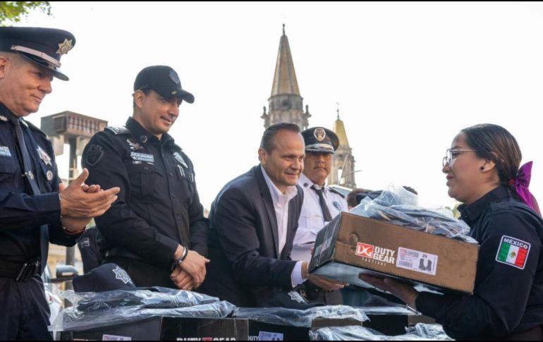 Gobierno de Chapala entrega patrullas y uniformes a elementos de seguridad