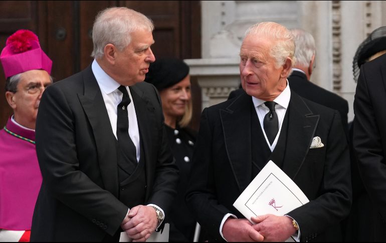 El entonces príncipe Andrés de Inglaterra y el rey Carlos III durante el funeral de la duquesa de Kent, el 16 de septiembre de 2025. AP/J. Chan