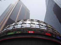 En la jornada, el peso mexicano se apreció un 0.73 % frente al dólar, al cotizar en 17.67 unidades por billete verde, frente a los 17.8 en la jornada anterior, según datos del Banco de México. EFE / ARCHIVO