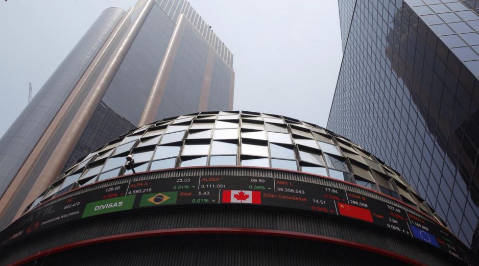 En la jornada, el peso mexicano se apreció un 0.45 % frente al dólar, al cotizar en 17.56 unidades por billete verde, frente a los 17.64 en la jornada anterior, según datos del Banco de México. EFE / ARCHIVO