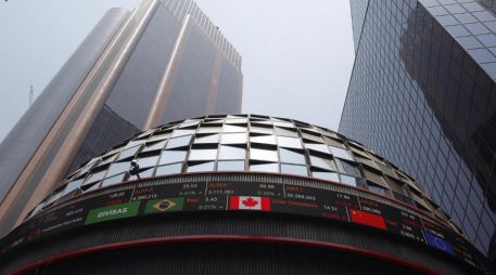 En la jornada, el peso mexicano se apreció un 0.45 % frente al dólar, al cotizar en 17.56 unidades por billete verde, frente a los 17.64 en la jornada anterior, según datos del Banco de México. EFE / ARCHIVO